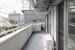 DSC_02洗濯物の雨除け　室内の日差しを調整する屋根を取付75-2